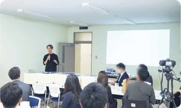 会議室での講習会の風景