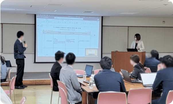 大きなモニターを前に講習会を行っている様子