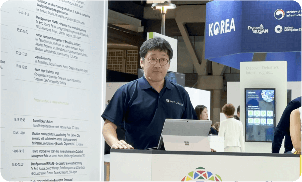 写真：Smart City Expo inバルセロナにてインフォ・ラウンジ社長の肥田野が発表している様子