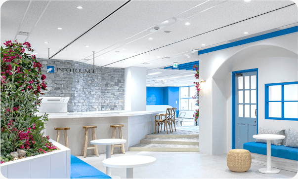 インフォ・ラウンジ社内の写真：白と青を基調とした地中海を思わせる社内